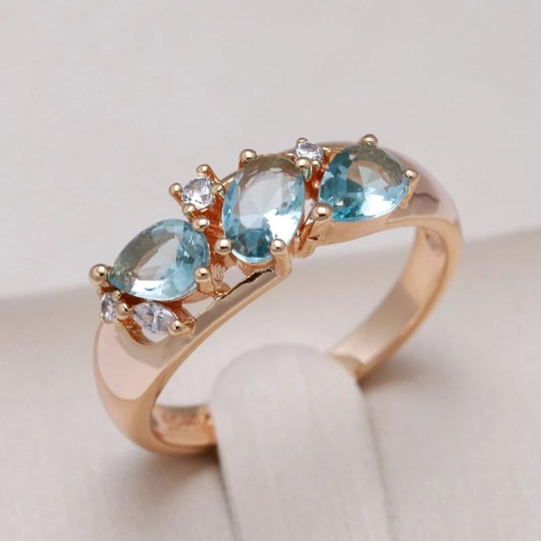 Elegant vintage blue zirconia ring in gold