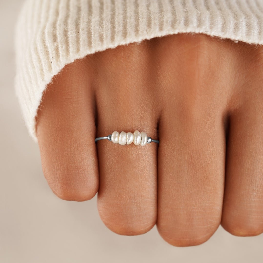 Classic silver ring with freshwater pearls