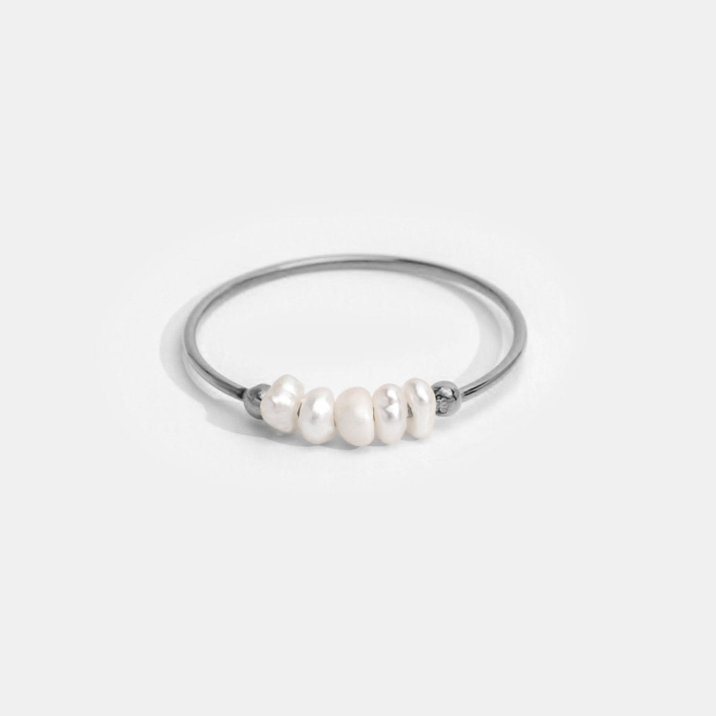 Classic silver ring with freshwater pearls