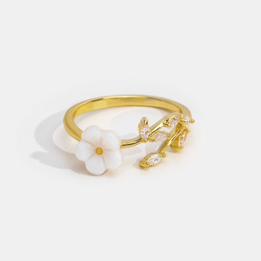 Estela - White Flower Ring
